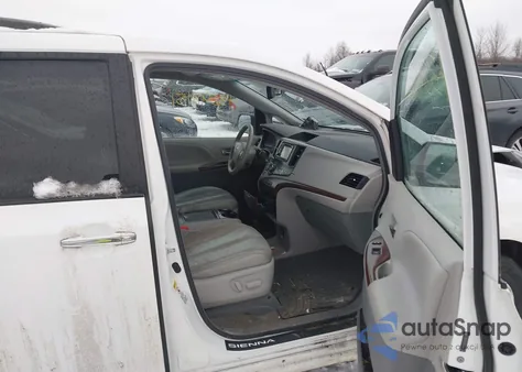 2014 Toyota Sienna Xle V6 8 Passenger z USA, uszkodzony, nr VIN 5TDYK3DC2ES479691